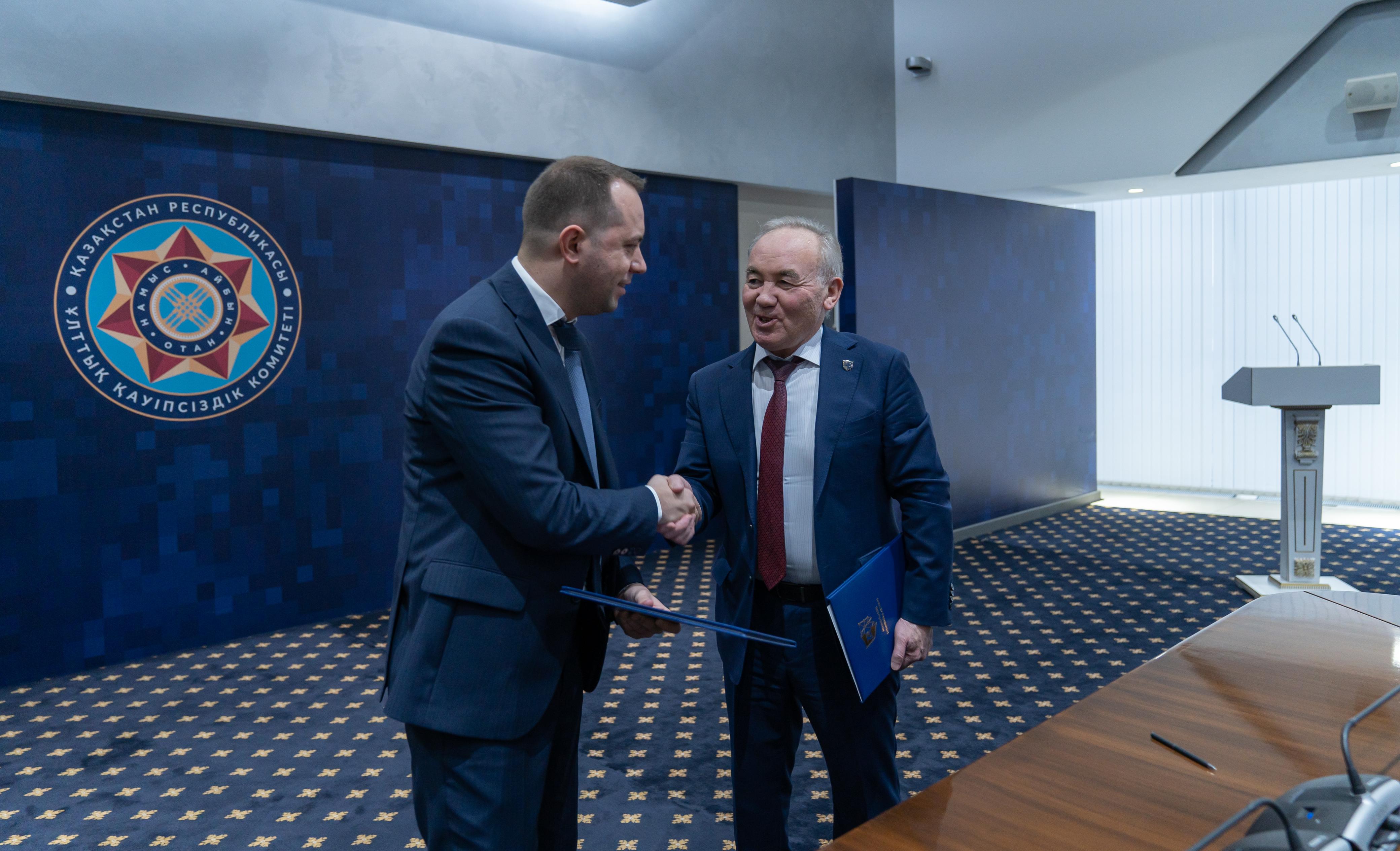 16-17 noyabr 2023-cü il tarixlərində Elektron Təhlükəsizlik Xidmətinin (ETX) rəisi Samir Rəsulovun rəhbərlik etdiyi nümayəndə heyəti Qazaxıstana işgüzar səfər edib.
Səfər çərçivəsində ETX ilə Qazaxıstanın Dövlət Texniki Xidməti informasiya təhlükəsizliyi sahəsində Anlaşma Memorandumu imzalayıb. Anlaşma Memorandumu tərəflər arasında informasiya təhlükəsizliyi sahəsində, xüsusilə insidentlərə cavab tədbirləri baxımından əməkdaşlıq və qarşılıqlı fəaliyyətin çərçivələrini müəyyən edir.


Anlaşma Memorandumunun imzalanma mərasimində Samir Rəsulov bildirib ki, mövcud kibertəhlükələrə qarşı mübarizəyə dair qabaqcıl təcrübənin öyrənilməsi, qarşılıqlı təcrübə və məlumat mübadiləsinin həyata keçirilməsi hər iki ölkənin informasiya təhlükəsizliyinin təmin olunmasına əhəmiyyətli dərəcədə müsbət təsir göstərəcək.
Səfər çərçivəsində nümayəndə heyətinin iştirakı ilə həmçinin Qazaxıstanın Milli Kompüter İnsidentlərinə qarşı Mübarizə Mərkəzi (KZ-CERT) və Qazaxıstanda informasiya təhlükəsizliyi sahəsində fəaliyyət göstərən qabaqcıl şirkətlərlə görüşlər keçirilib.
 